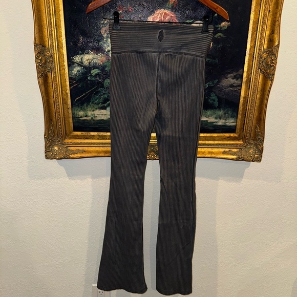 Free People Movement Gray Ribbed Flare Active Leggings Size XS Used - Picture 5 of 5